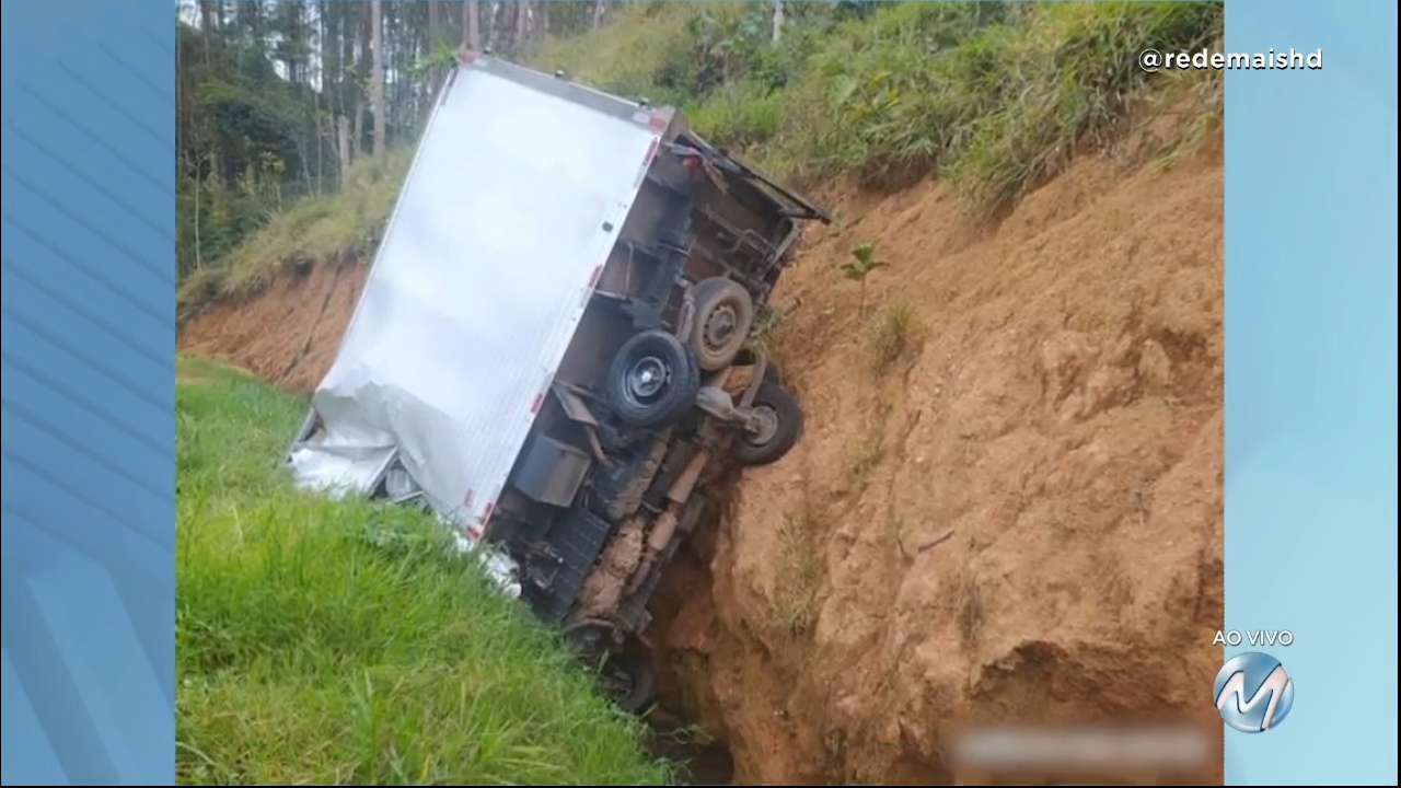 Muriaé: caminhão cai em ribanceira na Serra de Pirapanema