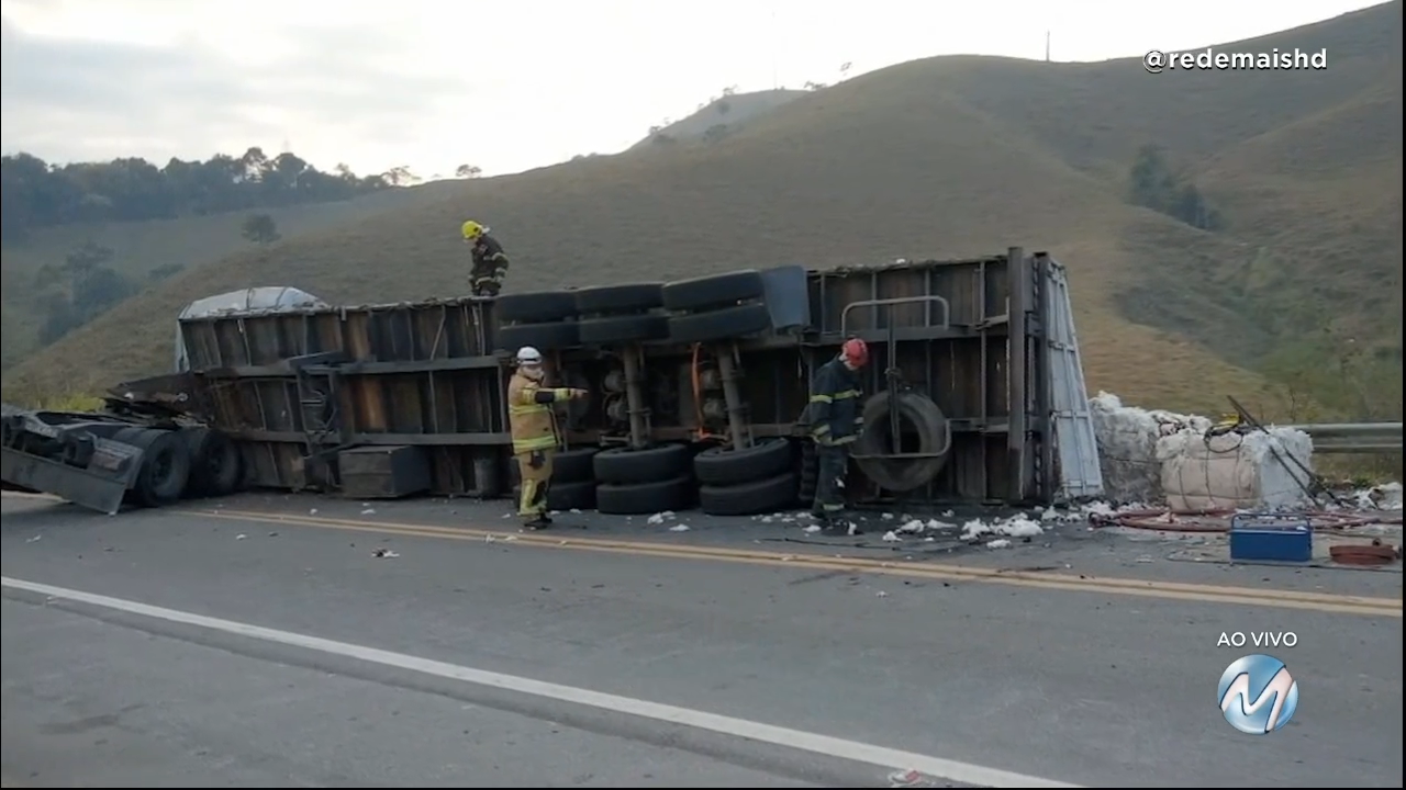 Carreta carregada de algodão tomba e pega fogo na BR-267