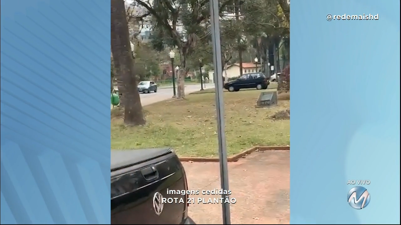 Flagrante: carro invade parque em Poços de Caldas