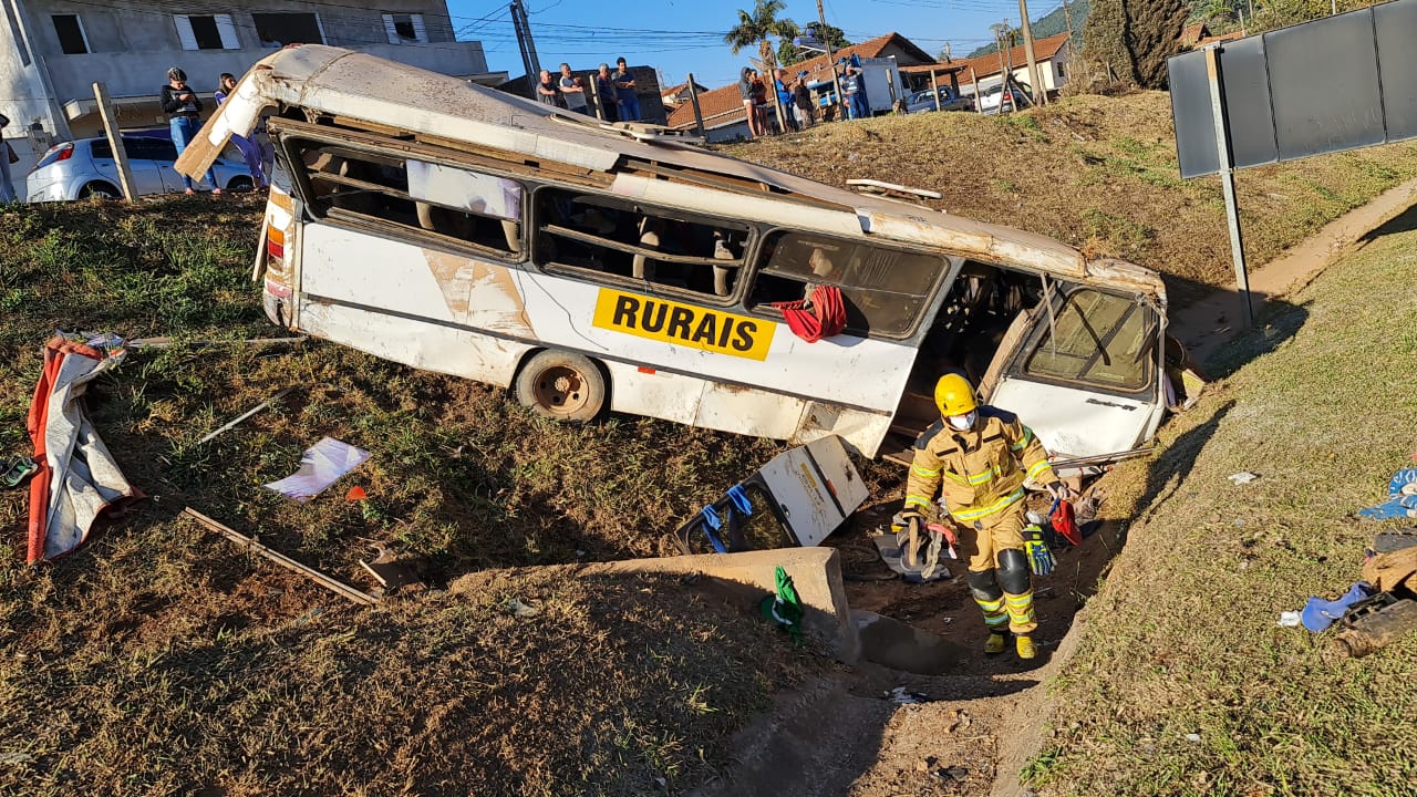 Trabalhadores rurais feridos em acidente na divisa de MG com São Paulo