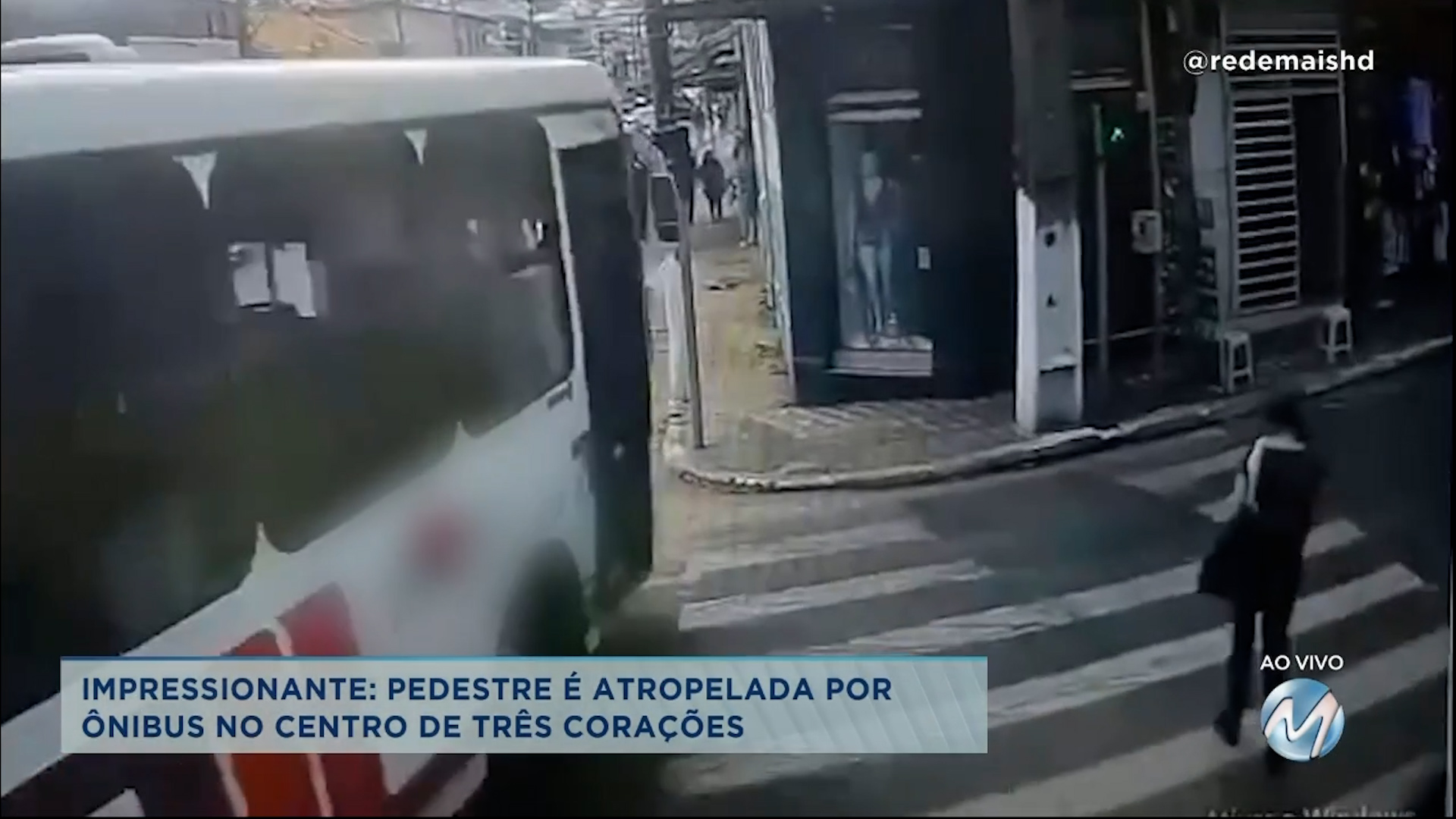 Impressionante: pedestre é atropelada por ônibus em Três Corações