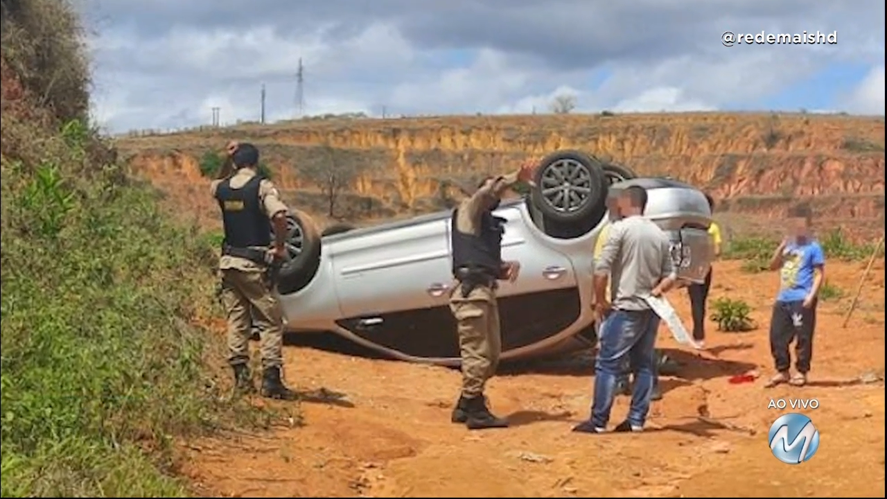 Estava com freio de mão puxado: carro cai de ribanceira em Muriaé
