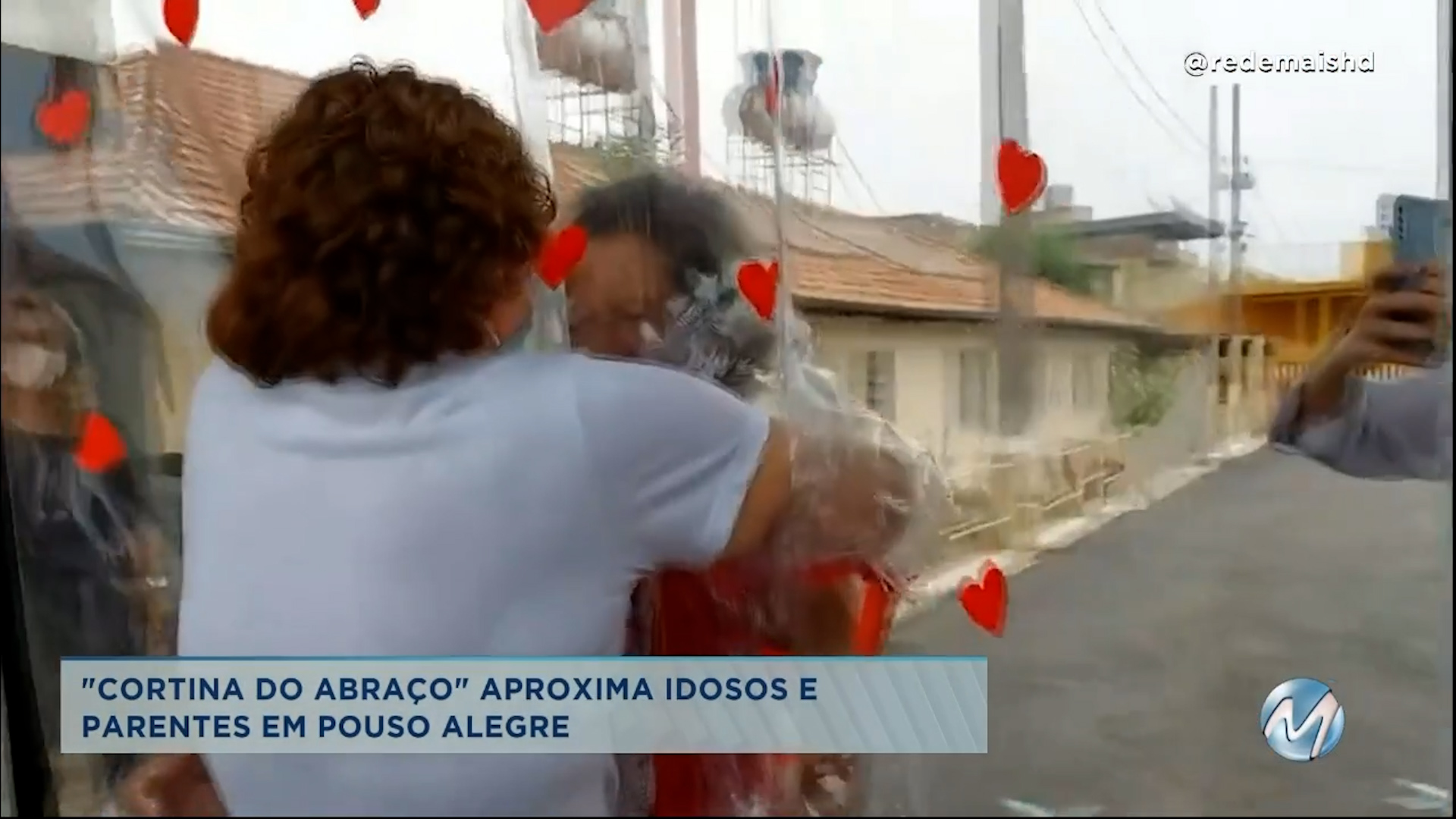 ‘Cortina do abraço’ aproxima idosos e parentes em Pouso Alegre