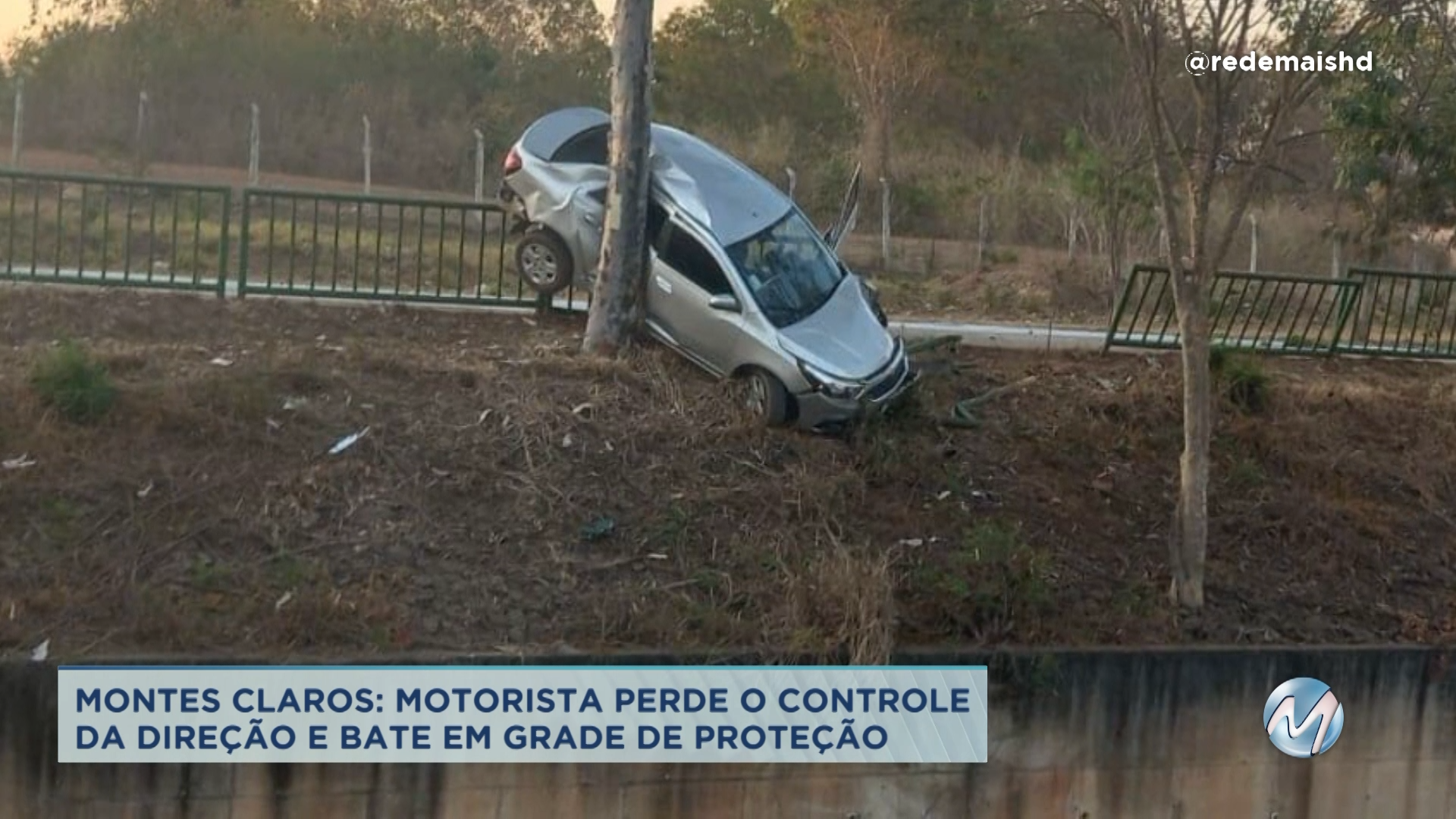 Motorista perde o controle da direção e bate carro em grade de proteção