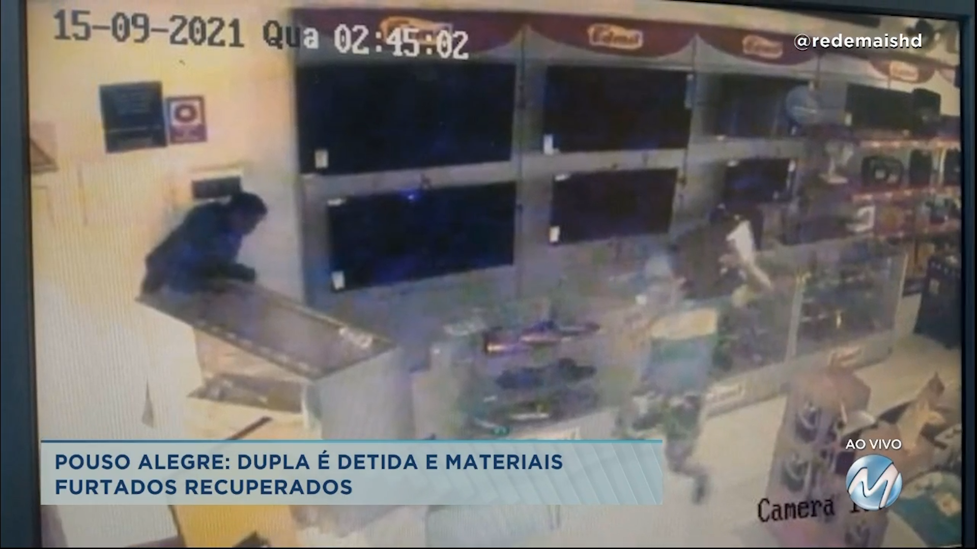 Dupla é flagrada arrombando porta de loja em Pouso Alegre