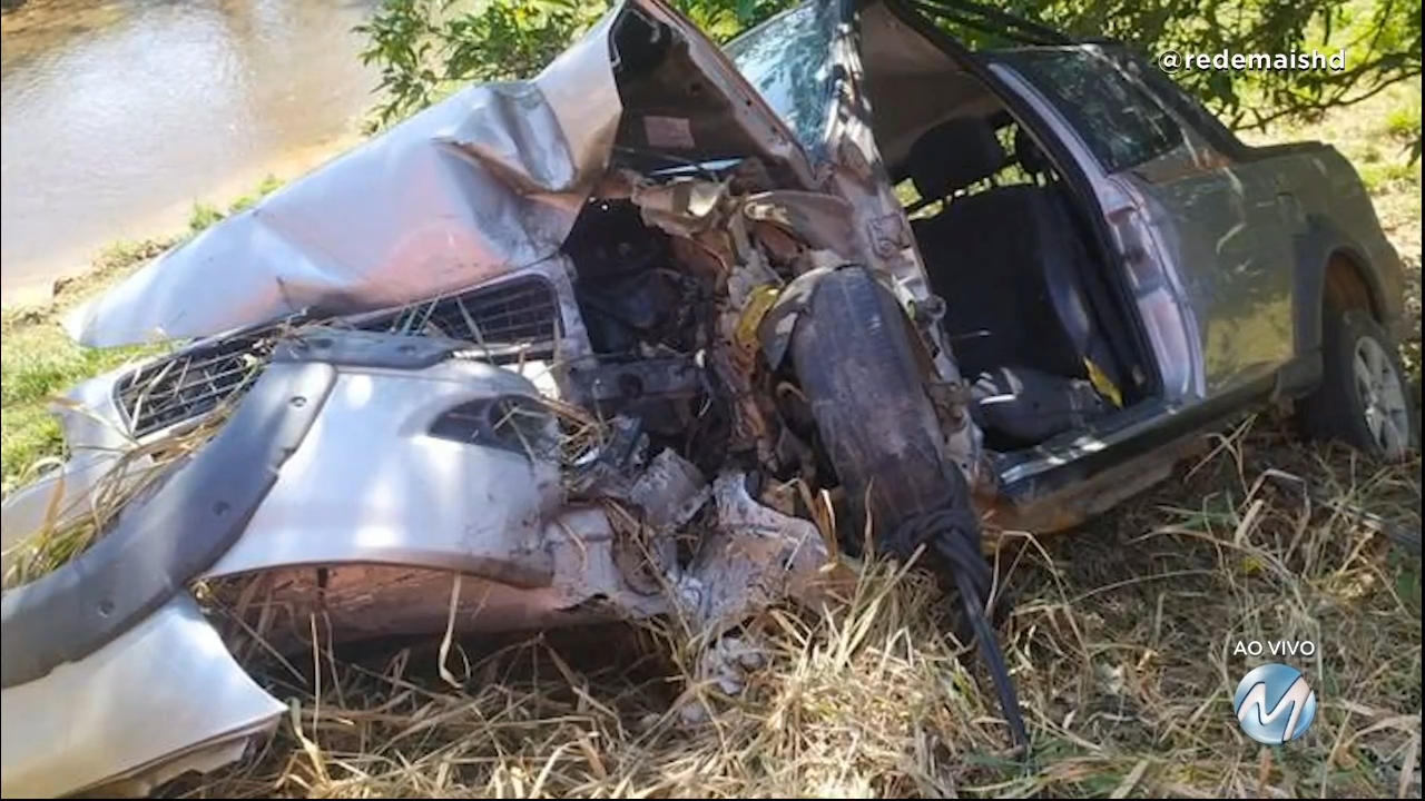 Caminhão de cachaça tomba na BR-267 em Juiz de Fora