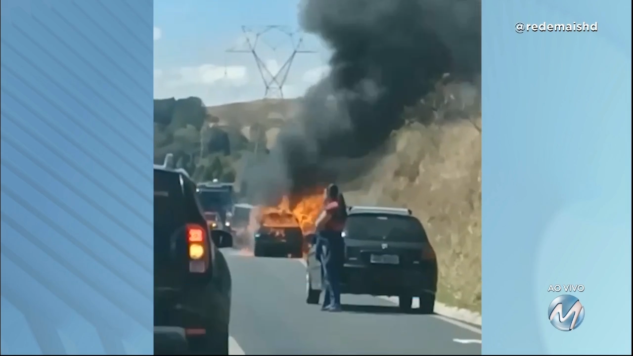 Carro fica destruído depois de pegar fogo em Poços de Caldas