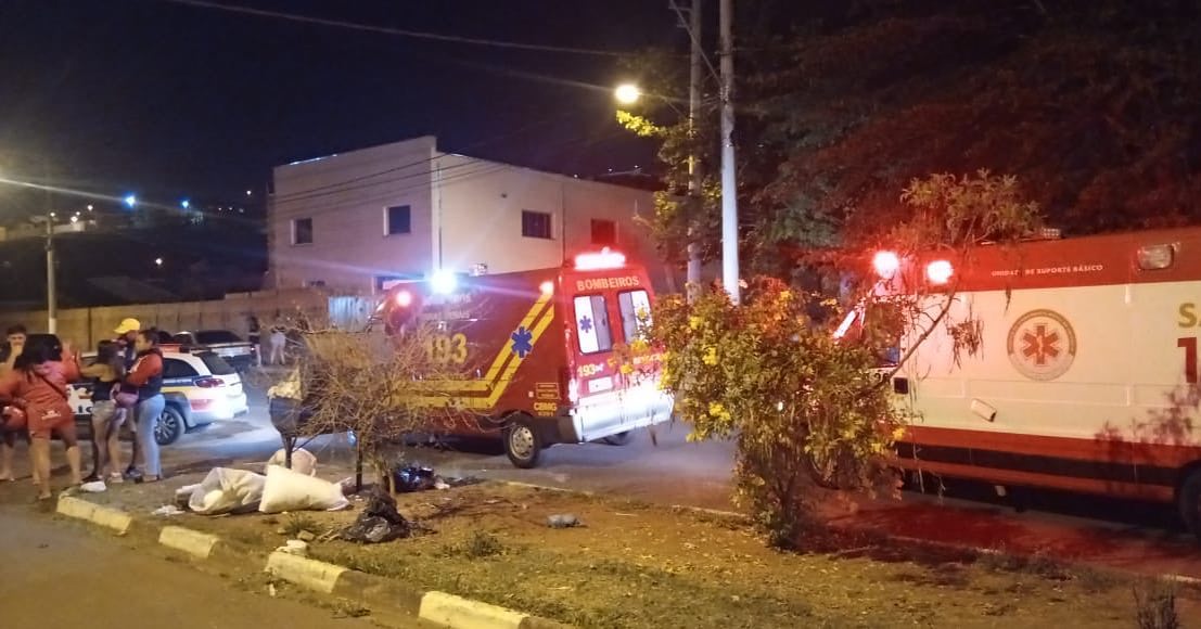 Guaxupé: homens morrem depois de moto bater em fachada de empresa