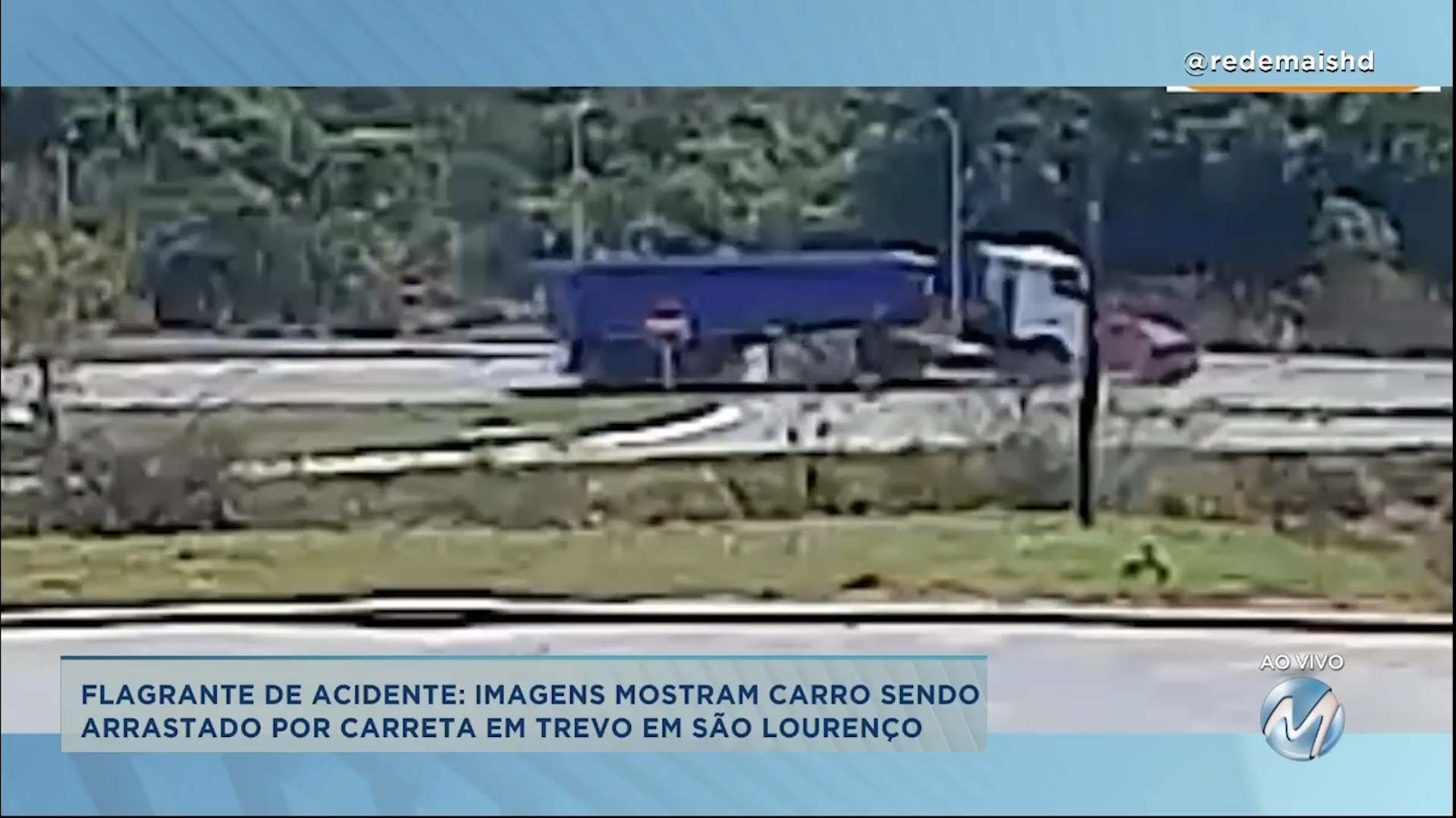Imagens mostram carro sendo arrastado por carreta em trevo no Sul de Minas