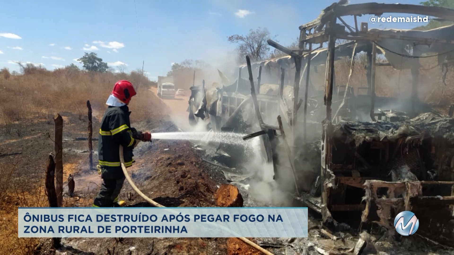 Ônibus fica destruído após pegar fogo em Porterinha