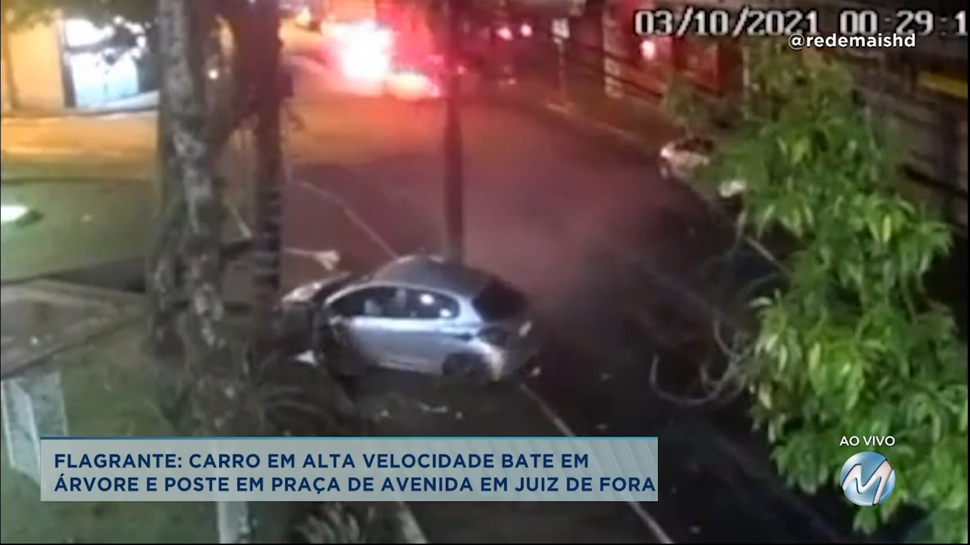 Flagrante em Juiz de Fora: carro em alta velocidade bate em árvore e em poste