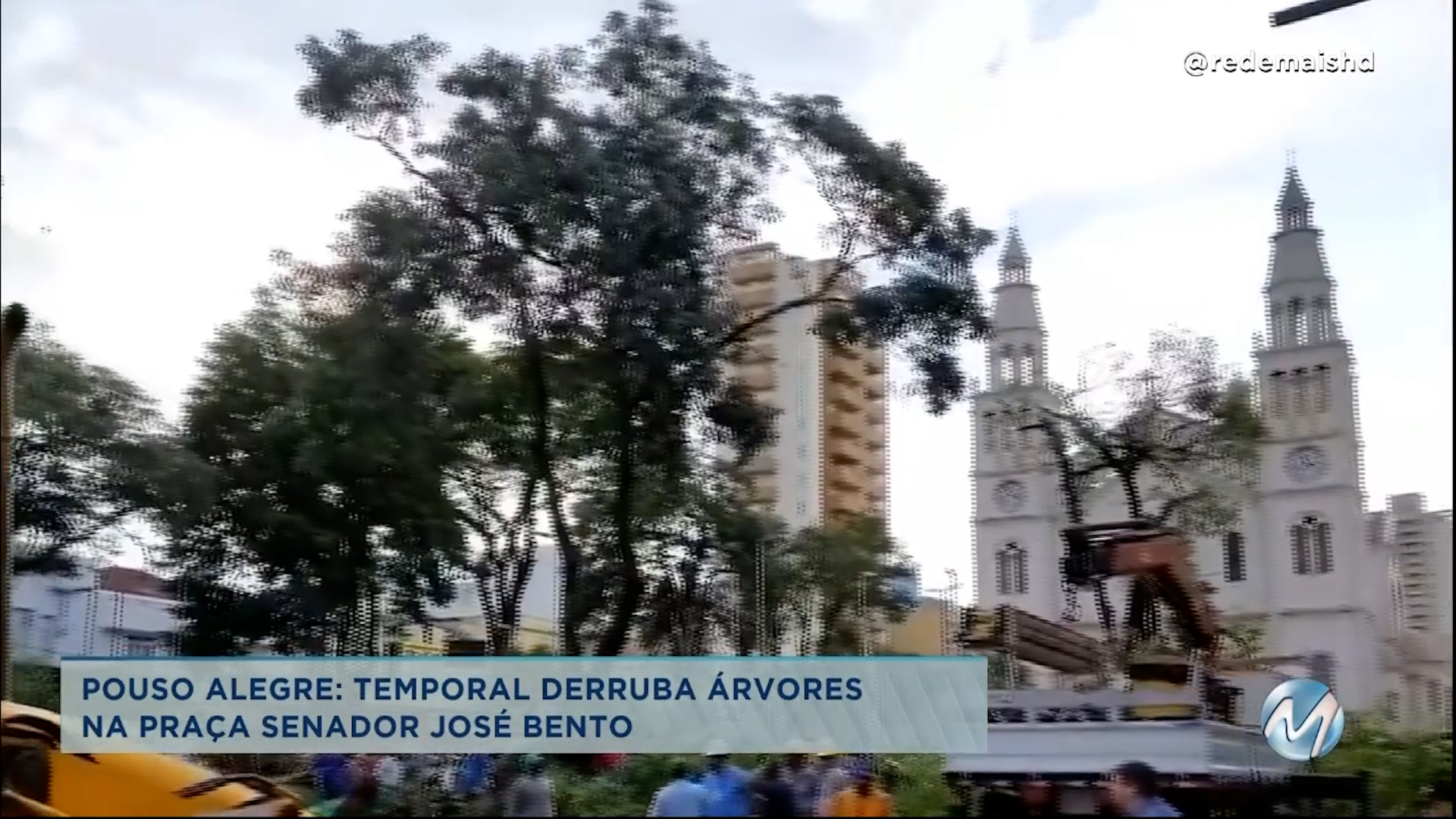 Chuva e ventania causam estragos em Pouso Alegre