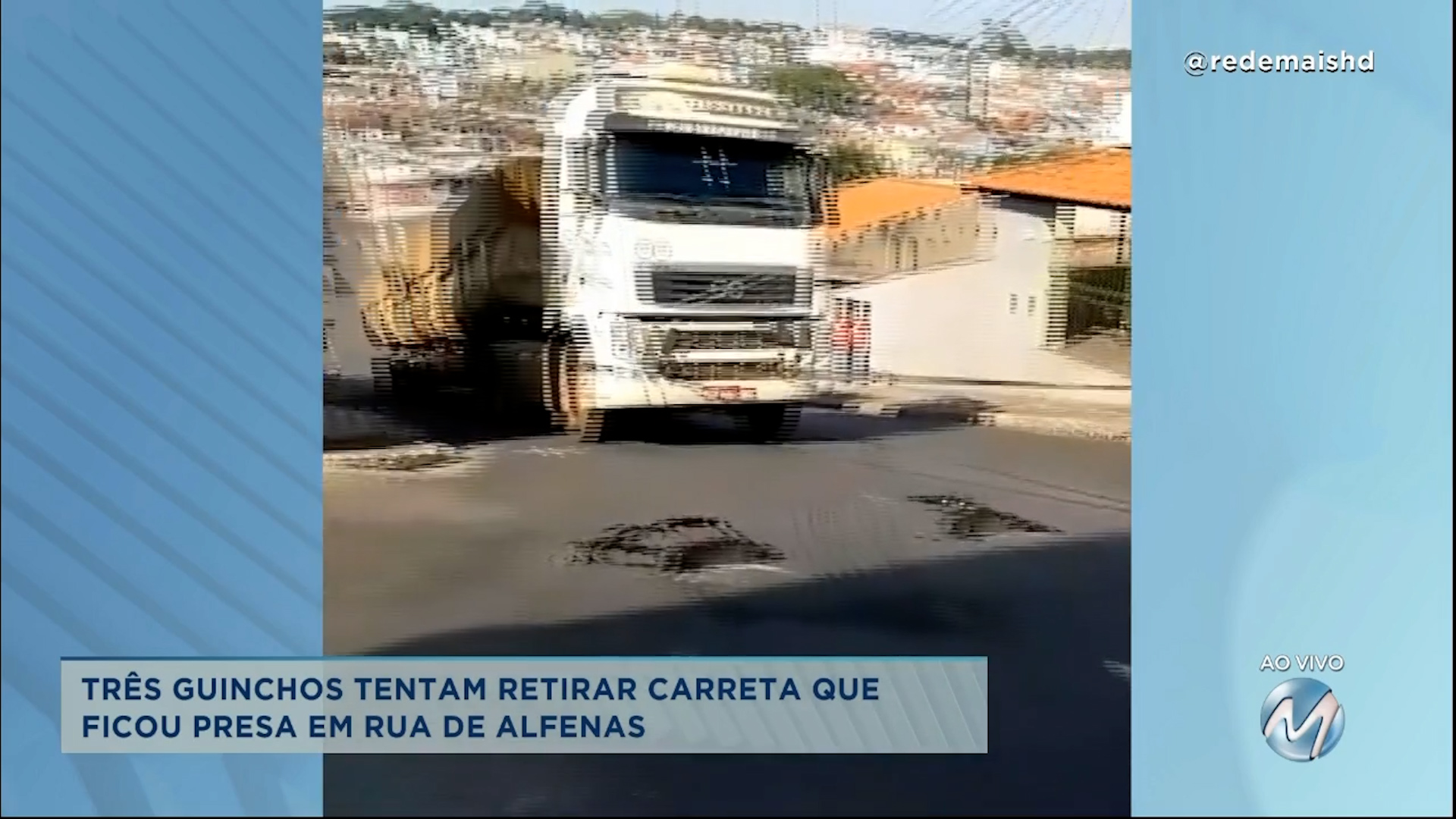 Pesada demais: carreta com pó de pedra trava ao tentar subir rua em Alfenas