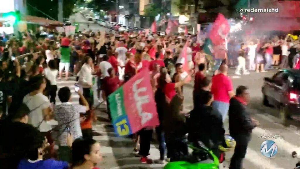 Eleitores do Lula saem às ruas de Poços de Caldas para comemorar vitória