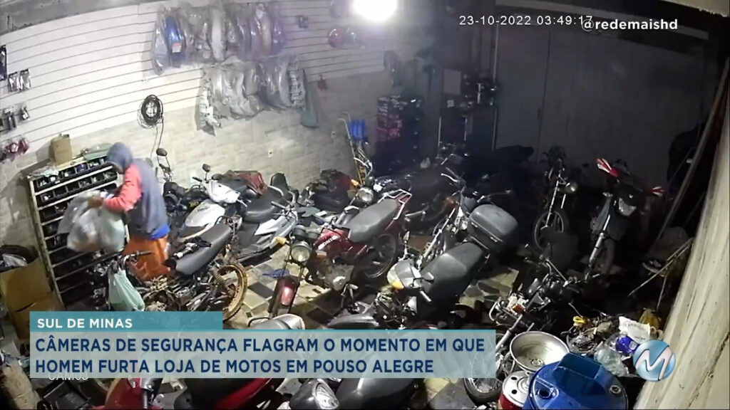 Câmeras de segurança flagram homem furtando loja de motos em Pouso Alegre