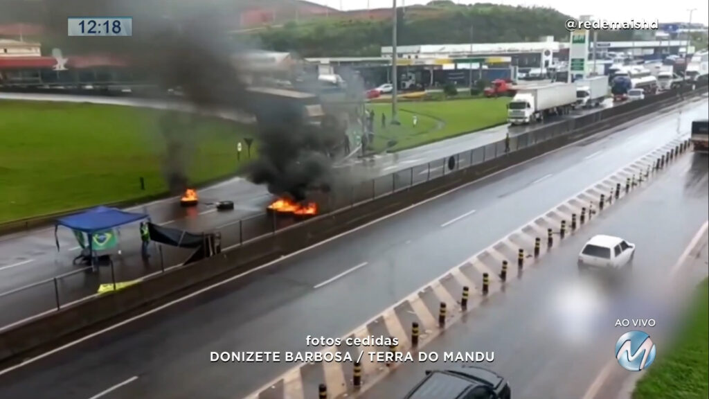 Pouso Alegre: Fernão Dias é interditada por manifestantes que incendiaram pneus