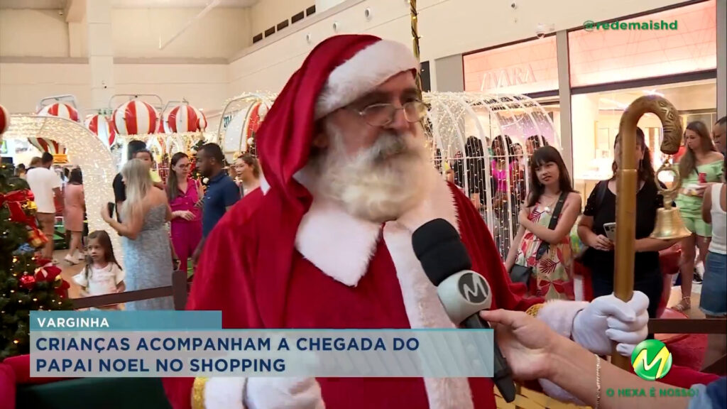 Crianças e adultos acompanham a chegada do Papai Noel em Varginha