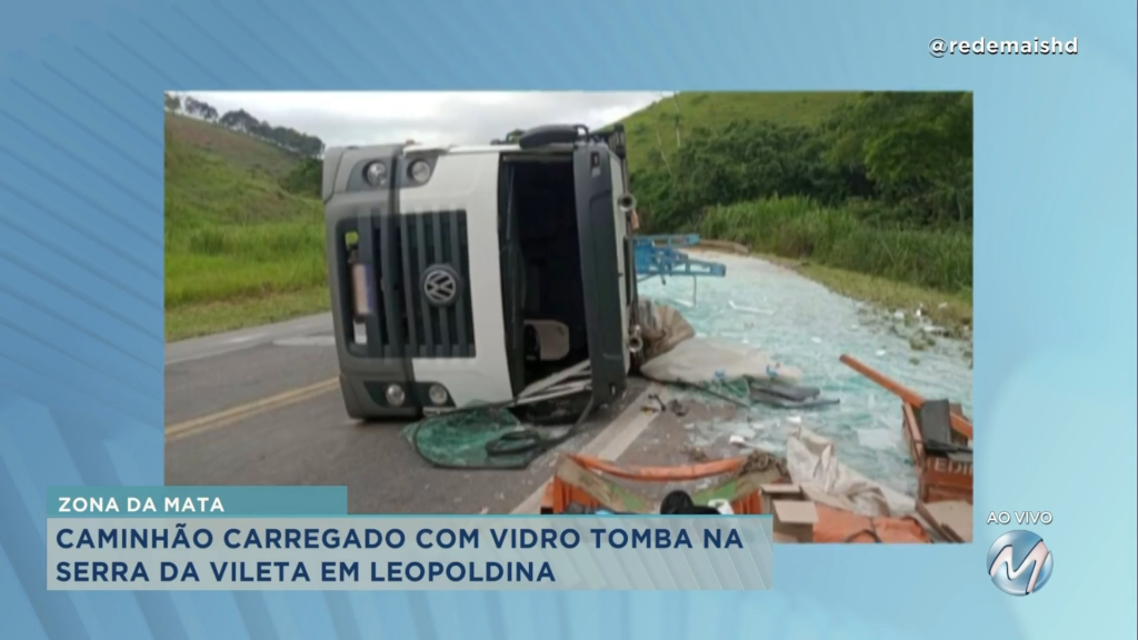 Caminhão carregado com vidro tomba na Serra da Vileta em Leopoldina