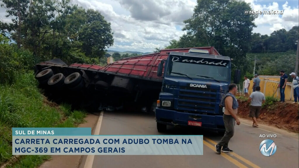 Campos Gerais: carreta carregada com adubo tomba na MGC-369