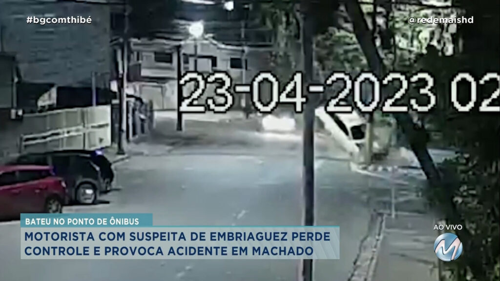 MOTORISTA PERDE CONTROLE DO CARRO E BATE EM PONTO DE ÔNIBUS E POSTE EM MACHADO