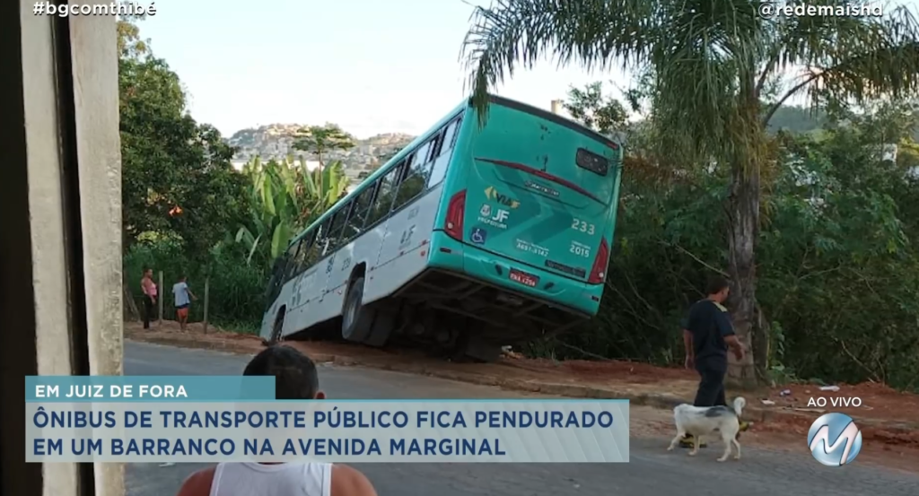 ÔNIBUS FICA PENDURADO EM UM BARRANCO EM JUIZ DE FORA