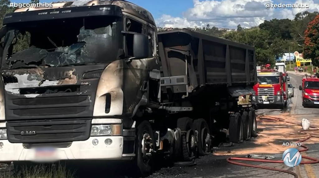 CARRETA PEGA FOGO NA BR-265 NO TREVO DE ACESSO A BARBACENA