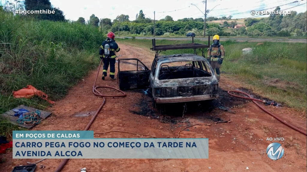 POÇOS DE CALDAS: CARRO PEGA FOGO NA AVENIDA ALCOA