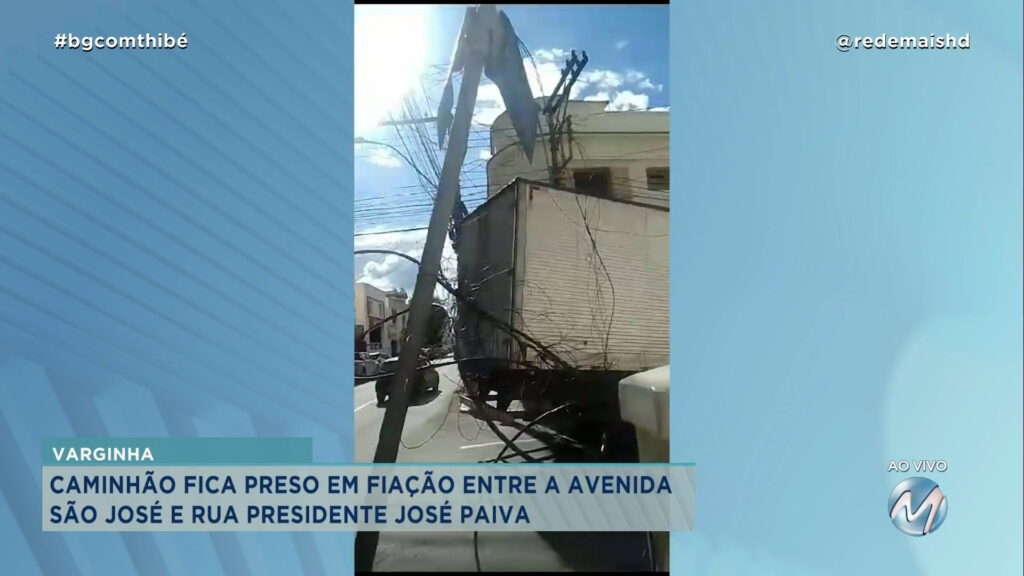 CAMINHÃO FICA PRESO EM FIAÇÃO TELEFÔNICA NO CENTRO DE VARGINHA