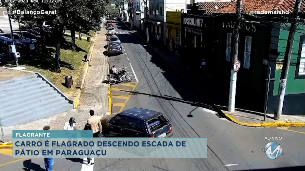 CARRO É FLAGRADO DESCENDO ESCADA DE PÁTIO EM PARAGUAÇU