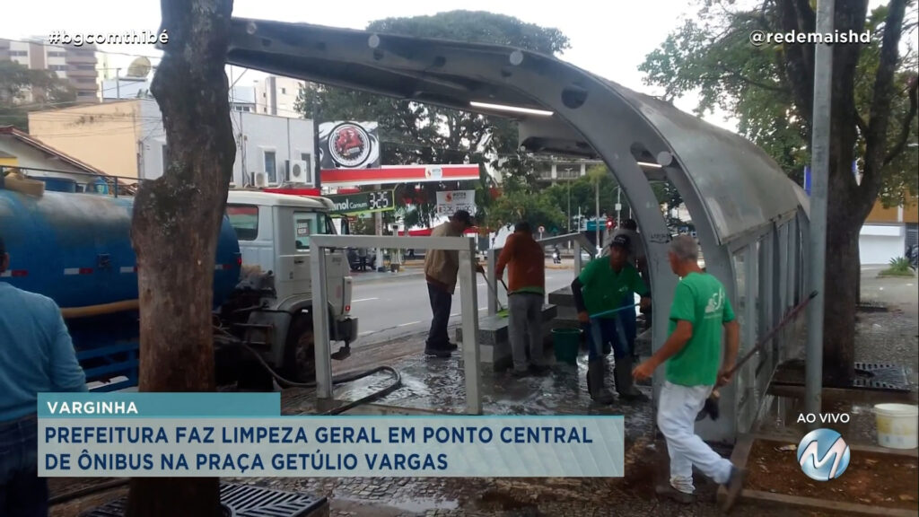 PREFEITURA FAZ LIMPEZA EM PONTO DE ÔNIBUS NA PRAÇA GETÚLIO VARGAS EM VARGINHA