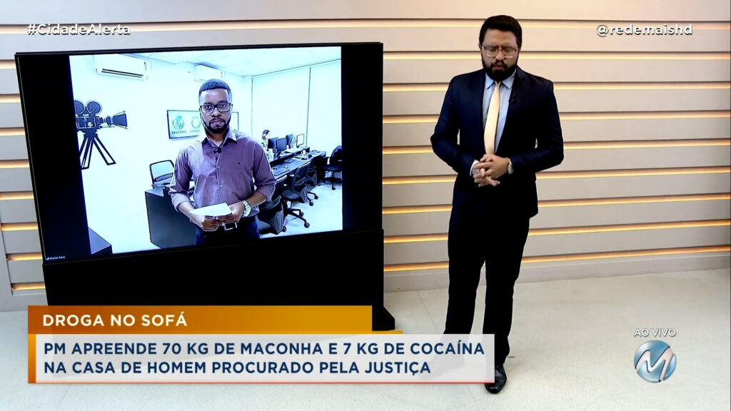 DROGA NO SOFÁ: PM APREENDE 70 KG DE MACONHA E 7 KG DE COCAÍNA NA CASA DE HOMEM PROCURADO PELA JUSTIÇA