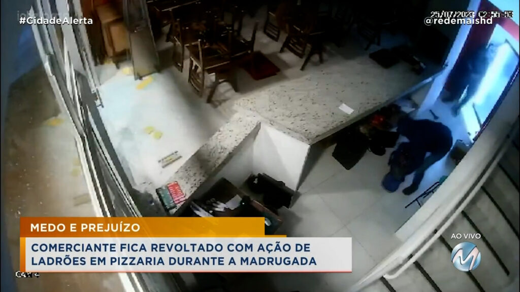 LADRÕES QUEBRAM VIDRO E FURTAM PIZZARIA DURANTE A MADRUGADA