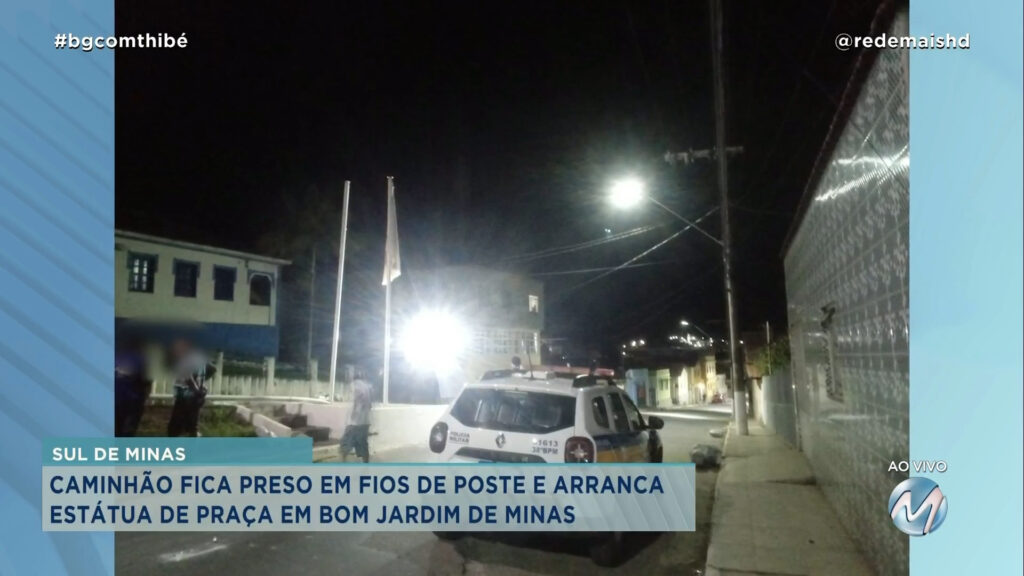 CAMINHÃO FICA PRESO EM FIOS DE POSTE E ARRANCA ESTÁTUA EM BOM JARDIM DE MINAS