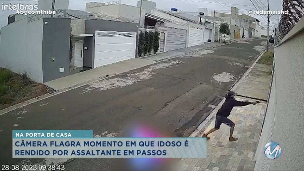 CÂMERA FLAGRA MOMENTO EM QUE IDOSO É RENDIDO POR ASSALTANTE EM PASSOS