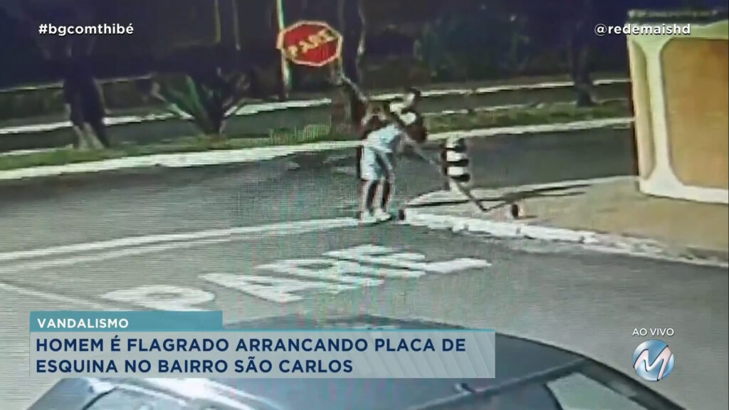 HOMEM É FLAGRADO ARRANCANDO PLACA DE UM ESQUINA NO BAIRRO SÃO CARLOS EM POUSO ALEGRE