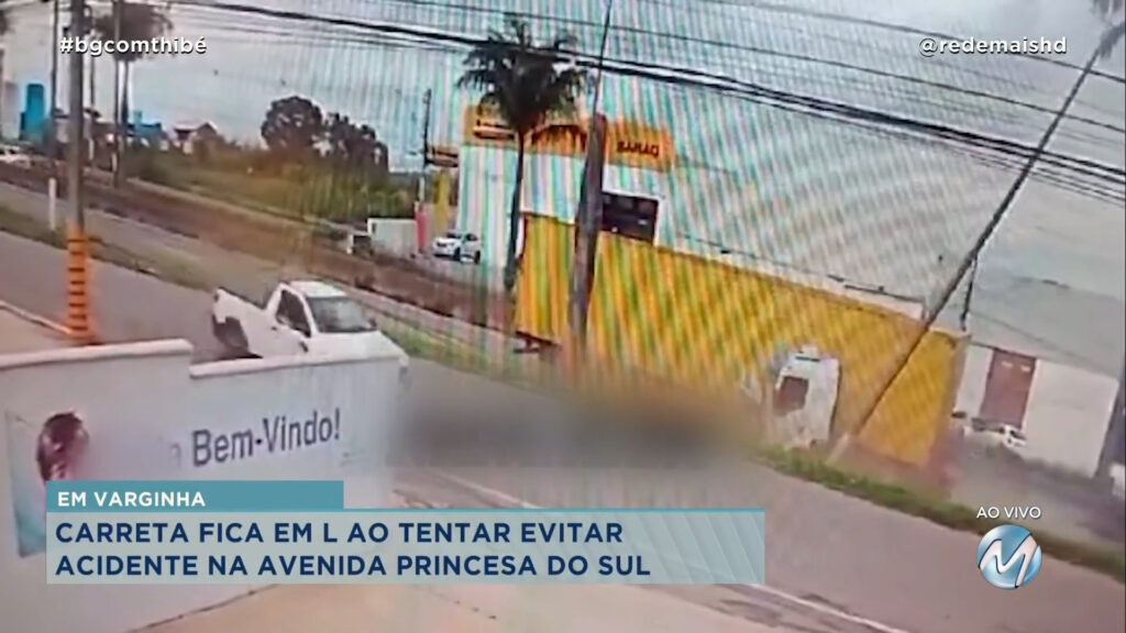 CARRETA FICA EM “L” AO TENTAR EVITAR ACIDENTE NA AVENIDA PRINCESA DO SUL EM VARGINHA