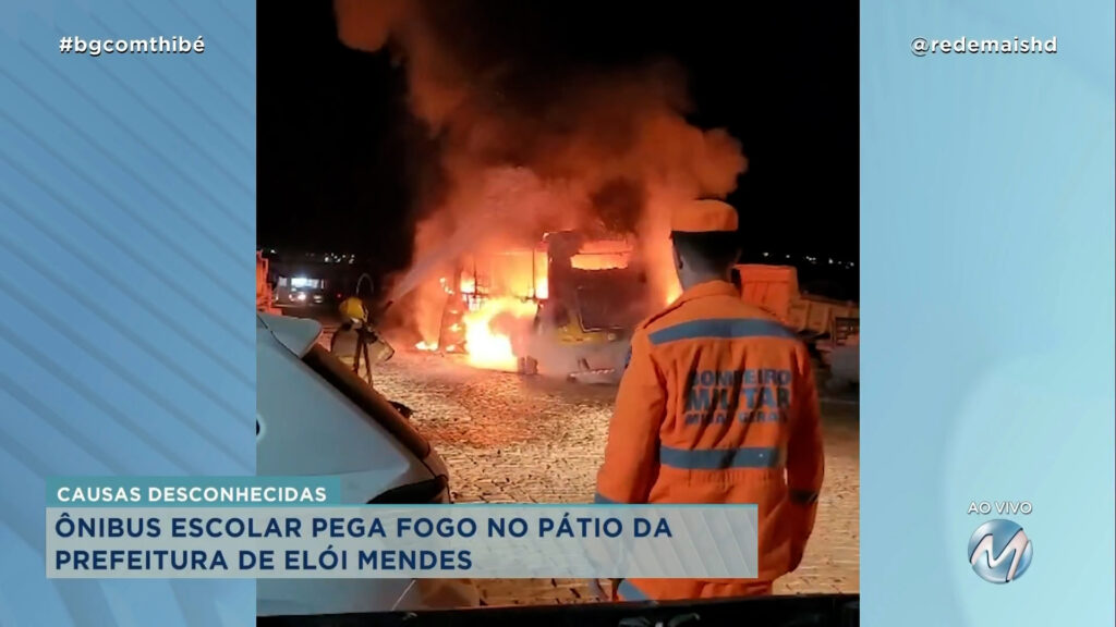 ÔNIBUS ESCOLAR PEGA FOGO NO PÁTIO DA PREFEITURA DE ELÓI MENDES