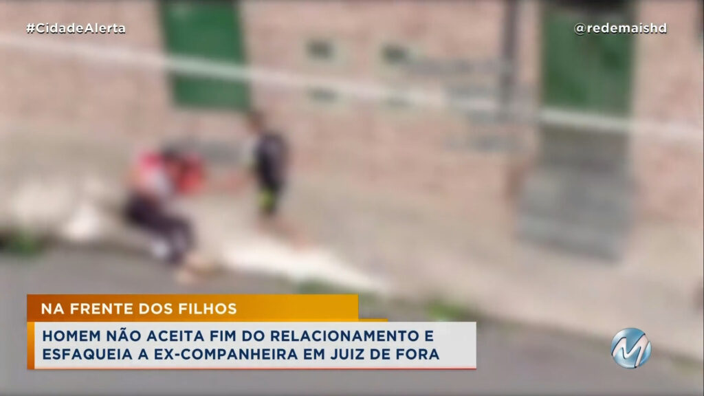 FILHO VIU TUDO: HOMEM ESFAQUEIA EX-COMPANHEIRA NO MEIO DA RUA