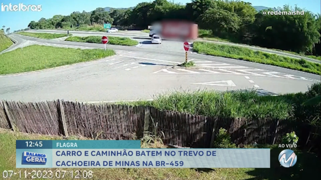 CARRO E CAMINHÃO BATEM NO TREVO DE CACHOEIRA DE MINAS NA BR-459