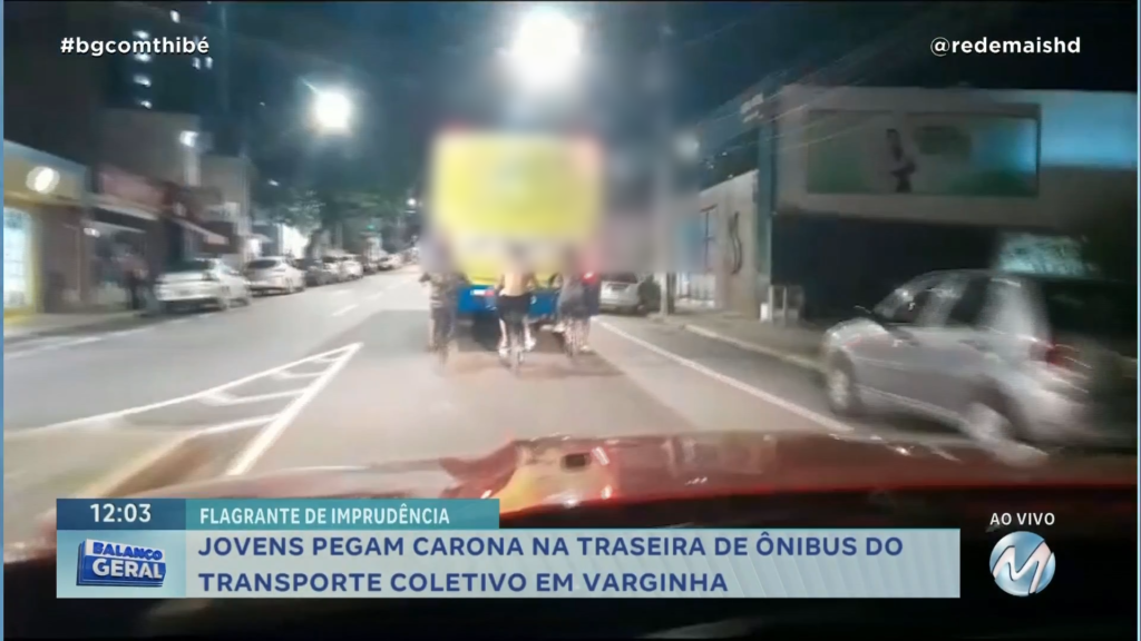 JOVENS PEGAM CARONA NA TRASEIRA DE ÔNIBUS DO TRANSPORTE COLETIVO EM VARGINHA