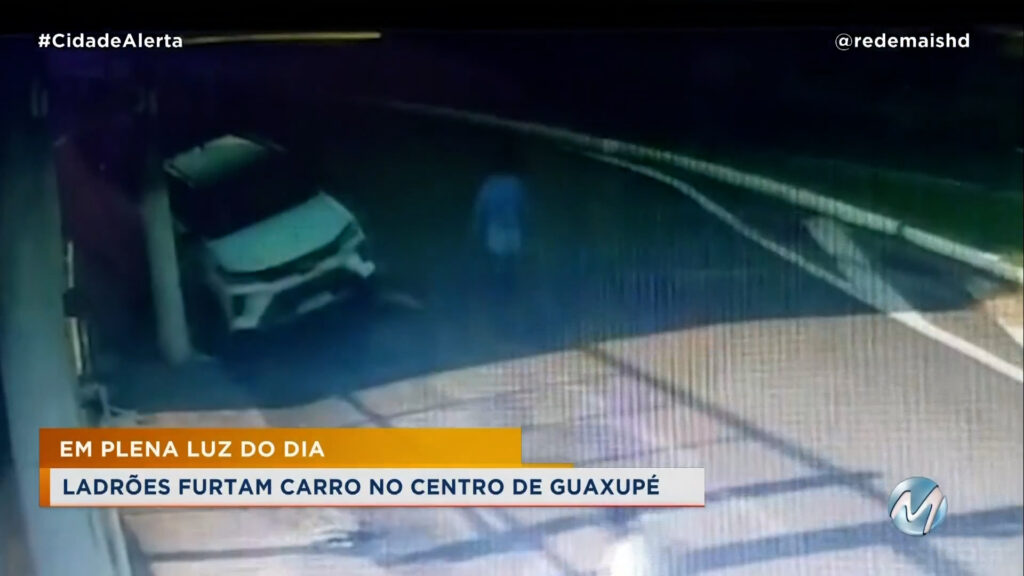 EM PLENA LUZ DO DIA | LADRÕES FURTAM CARRO NO CENTRO DE GUAXUPÉ