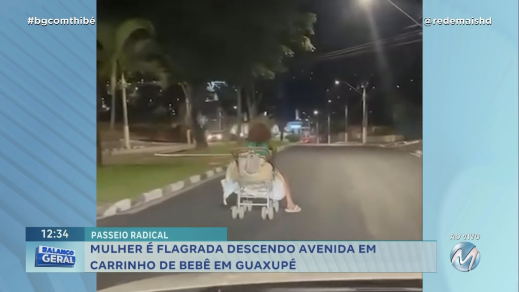 VELOZ E RADICAL : MULHER DESCE AVENIDA EM CARRINHO DE BEBÊ EM GUAXUPÉ