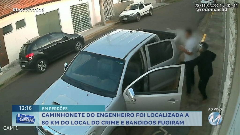 IMAGENS MOSTRAM MOMENTO EM QUE VÍTIMA É RENDIDA POR HOMEM ARMADO EM TRÊS PONTAS