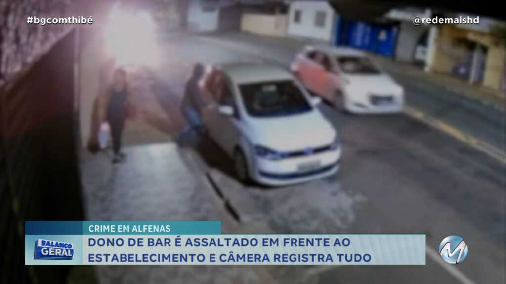 DONO DE BAR É ASSALTADO EM FRENTE A BAR E CÂMERA REGISTRA TUDO