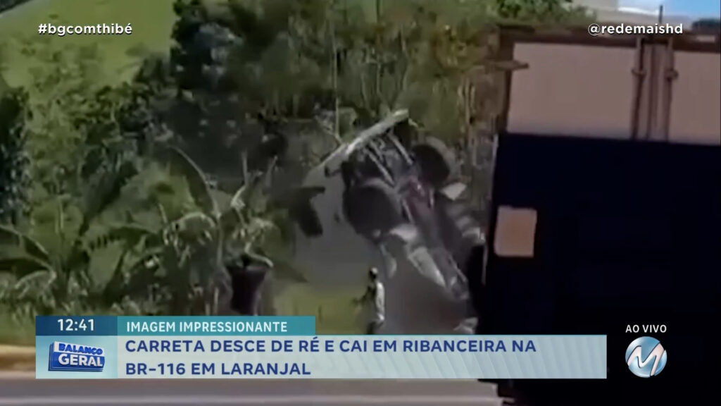 CARRETA DESCE DE RÉ E CAI EM RIBANCEIRA NA BR-116 EM LARANJAL |