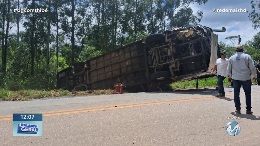 PASSAGEIRO DE ÔNIBUS MORRE E 27 PESSOAS FICAM FERIDAS EM ACIDENTE NO TREVO DE SERRANIA