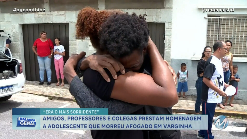 AMIGOS E PROFESSORES PRESTAM HOMENAGEM A ADOLESCENTE QUE MORREU AFOGADO EM VARGINHA