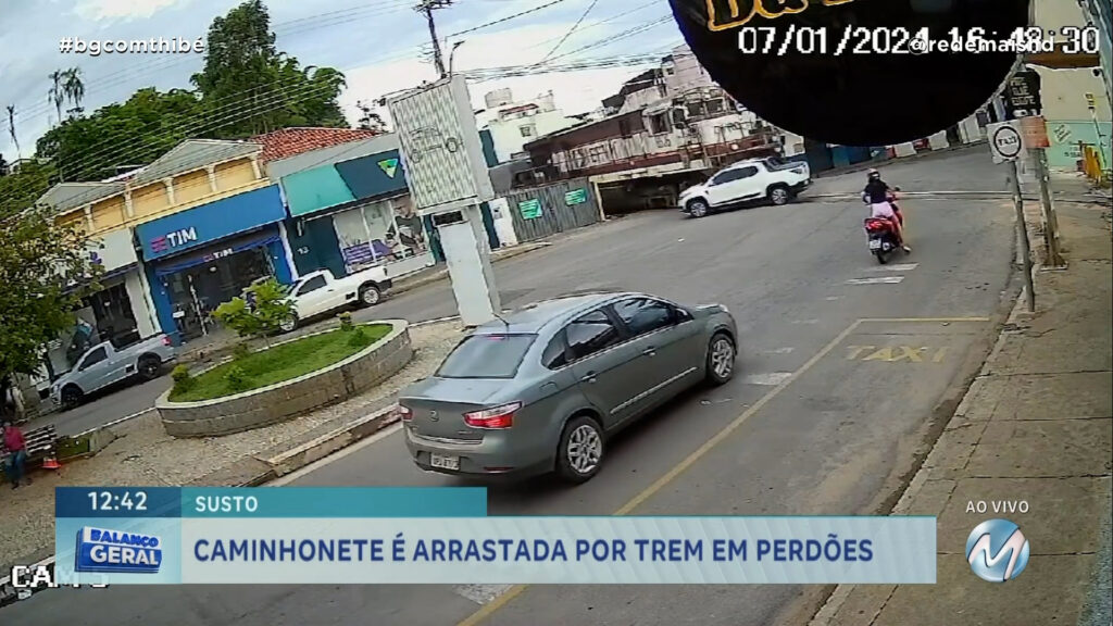 SUSTO : CAMINHONETE É ARRASTADA POR TREM EM PERDÕES