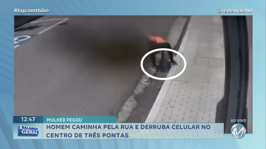 EM TRÊS PONTAS: HOMEM CAMINHA PELA RUA, DERRUBA CELULAR E MULHER PEGA O APARELHO