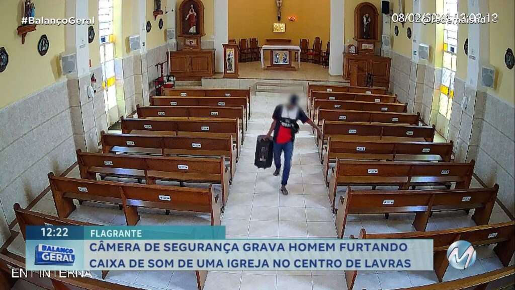 FLAGRANTE: CÂMERA DE SEGURANÇA GRAVA HOMEM FURTANDO CAIXA DE SOM DE UMA IGREJA NO CENTRO DE LAVRAS